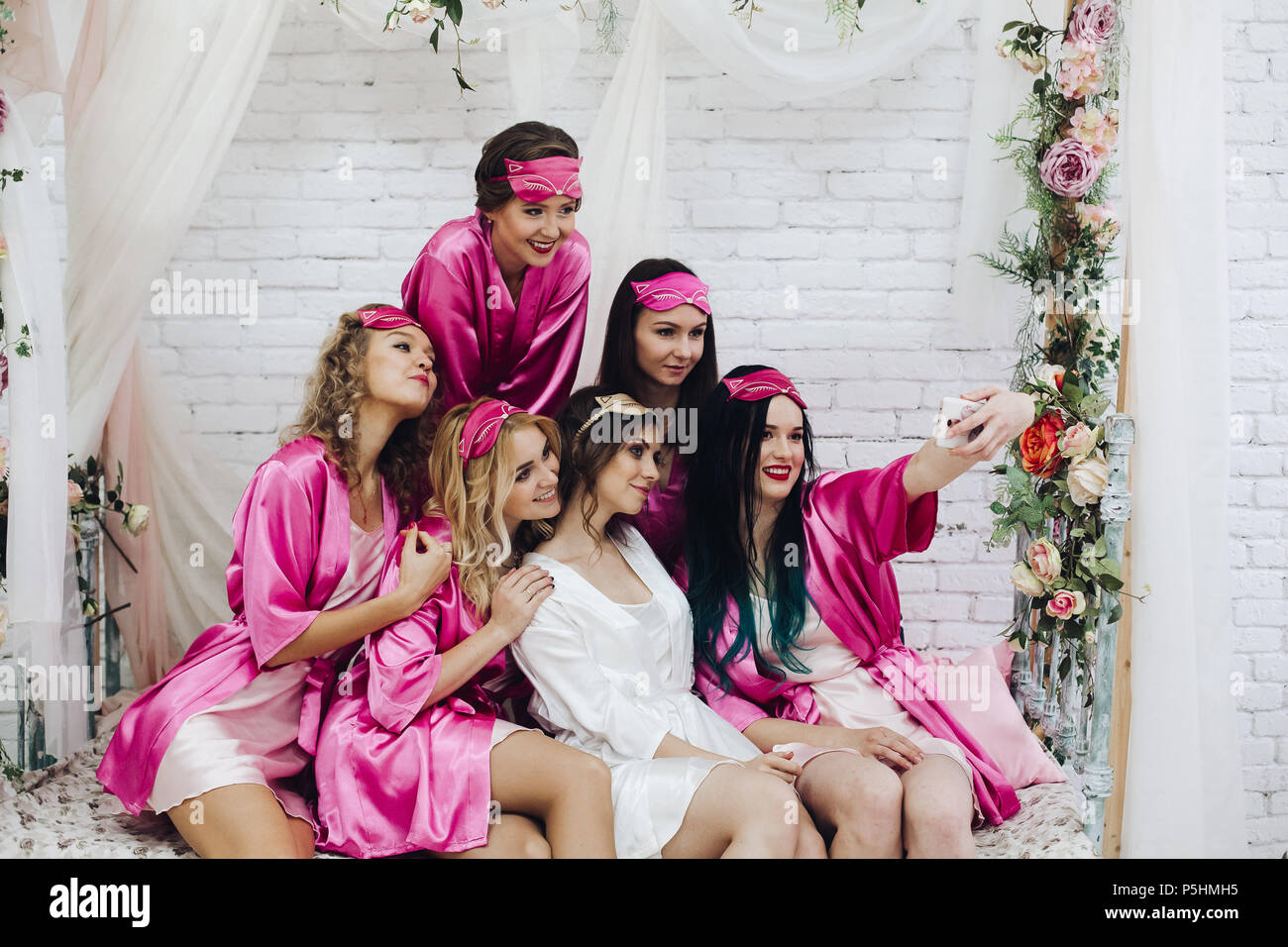 Hübschen Brautjungfern mit Braut unter selfie am Polterabend  Stockfotografie - Alamy