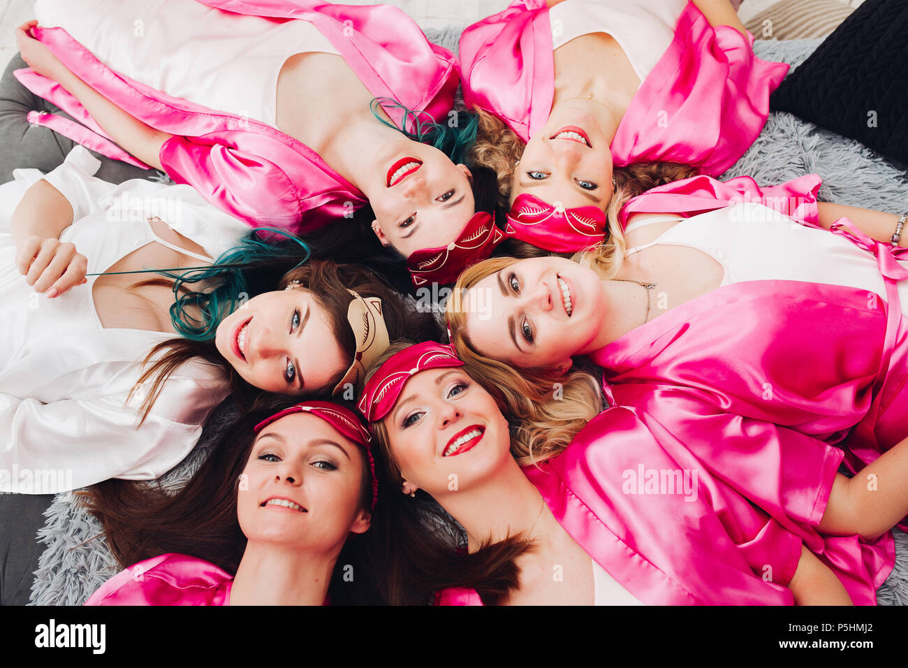 Portrait von schönen Mädchen in rosa Roben feiern Bridal Shower. Stockfoto