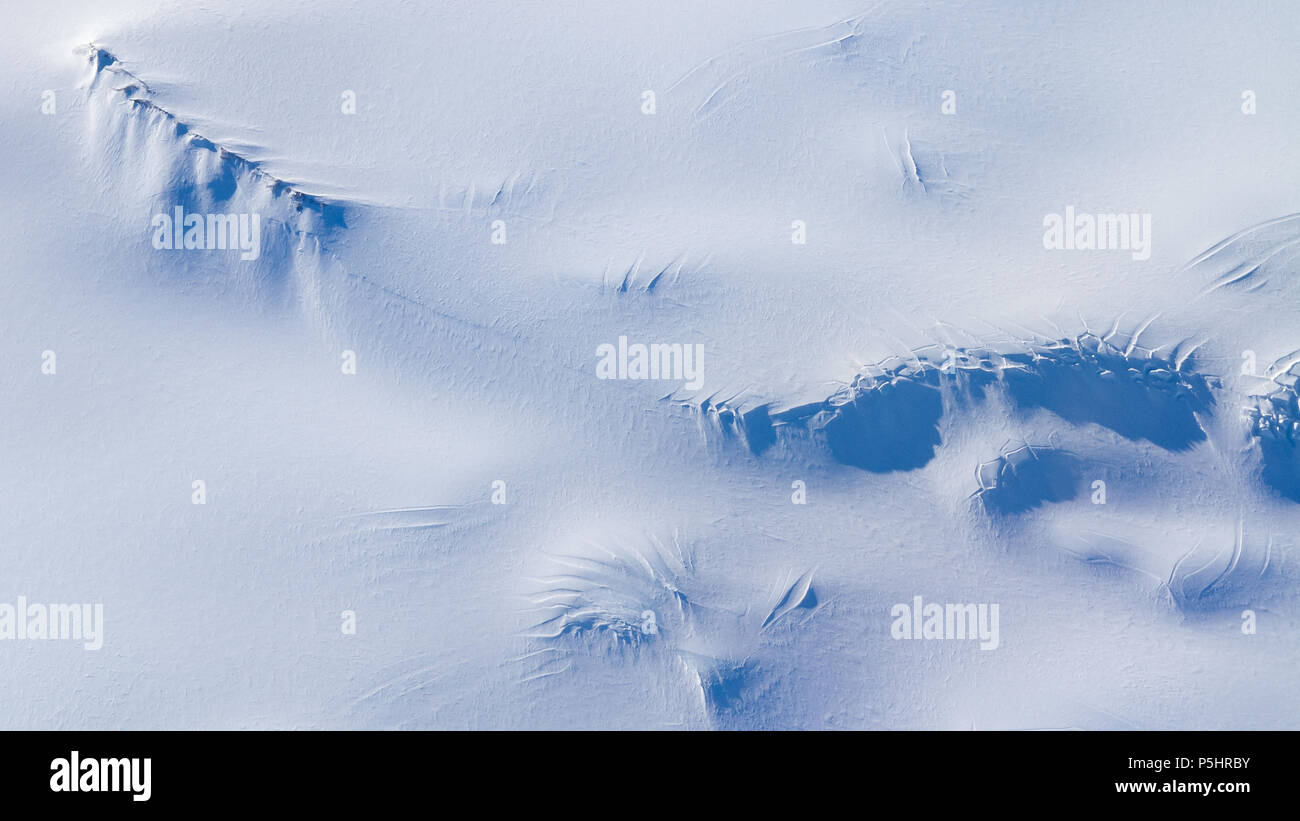 Luftbild der Antarktis, nunataks und Gletscherspalten Stockfoto