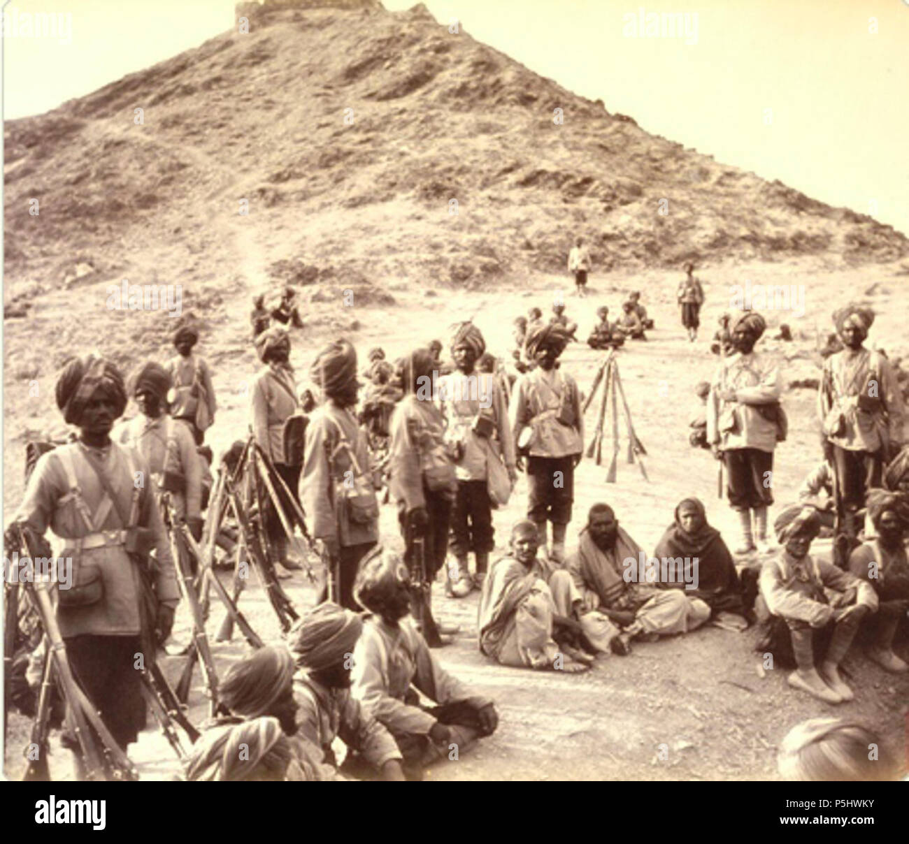 N/A. Englisch: Foto von der 45th Rattray Sikhs mit Gefangenen aus der zweiten Zweiten Anglo-Afghan Krieg von der Quelle: Die drei afghanischen Gefangenen im Voraus durch das khurd Khyber gefangen sitzen in der Mitte der Fotografie, durch Sikh Wachen umgeben. Die 45Th Sikh Regiment wurde im Jahre 1856 von Kapitän Thomas Rattray angehoben, und wurde im Volksmund als "rattray Sikhs bekannt. Es hatte früher Ruhm mit seinen Mut und Loyalität zur Britischen an der Linderung von Lucknow während des indischen Aufstands von 1857 erworben. Das Regiment diente in der Vierten Infanterie Brigade, Teil der Peshawar Valley Field Force, d Stockfoto