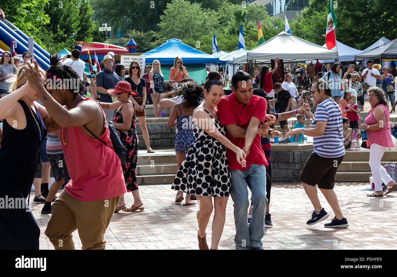 Paare tanzen am Hola Asheville Festivals, feiern die Lateinamerikanische Kultur, in Asheville, NC, USA Stockfoto