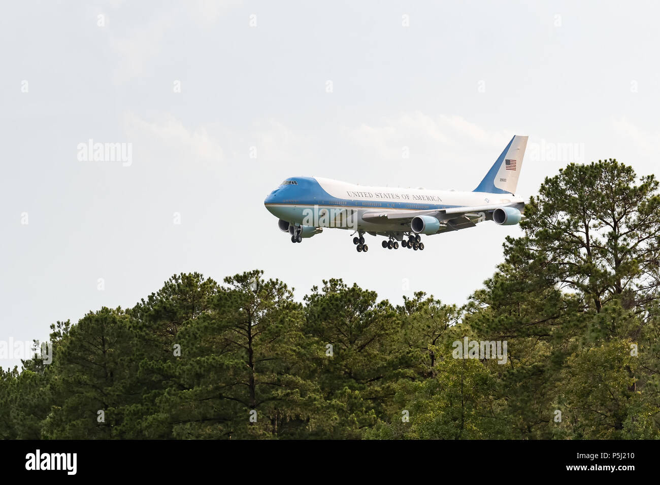 West Columbia, South Carolina, USA - 25. Juni 2018: die Zuschauer sehen, wie Air Force One Präsident Donald Trump berührt die Durchführung an der Columbia Metropolitan Airport nach einer Landung Verzögerung aufgrund von schlechtem Wetter. Donald Trump landete in West Columbia bei ca. 7:45 Uhr zu besuchen, eine politische Kundgebung bedeutete Unterstützung für seine lange Zeit Verfechter zu fördern, den etablierten Südcarolina Gouverneur Henry McMaster, der Gesichter John Warren in einer GOP Stichwahl am 26. Juni 2018. Credit: Crush Rush/Alamy leben Nachrichten Stockfoto