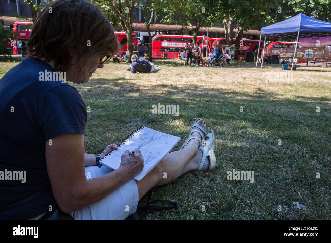 London, Großbritannien. Juni 2018. Anwohner protestieren mit Kunst gegen den Abschlag von reifen Londoner Plane, Red Oak, Common Lime, Common Whitebeam und Wild Service Bäumen in Euston Square Gardens, um Platz für temporäre Baustellen und einen verdrängten Taxistand im Rahmen der Vorbereitungen für die HS2 Bahnstrecke zu machen. Der Protest, bei dem Bilder von Bäumen auf Papier mit verschiedenen Techniken aufgenommen wurden, wurde von dem Künstler Dan Llywelyn Hall als "The Last Stand Against the Environmental Damage of HS2" veranstaltet. Kredit: Mark Kerrison/Alamy Live Nachrichten Stockfoto