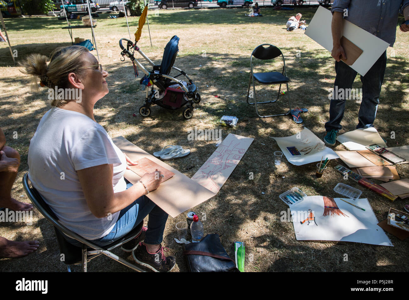 London, Großbritannien. Juni 2018. Anwohner protestieren mit Kunst gegen den Abschlag von reifen Londoner Plane, Red Oak, Common Lime, Common Whitebeam und Wild Service Bäumen in Euston Square Gardens, um Platz für temporäre Baustellen und einen verdrängten Taxistand im Rahmen der Vorbereitungen für die HS2 Bahnstrecke zu machen. Der Protest, bei dem Bilder von Bäumen auf Papier mit verschiedenen Techniken aufgenommen wurden, wurde von dem Künstler Dan Llywelyn Hall als "The Last Stand Against the Environmental Damage of HS2" veranstaltet. Kredit: Mark Kerrison/Alamy Live Nachrichten Stockfoto