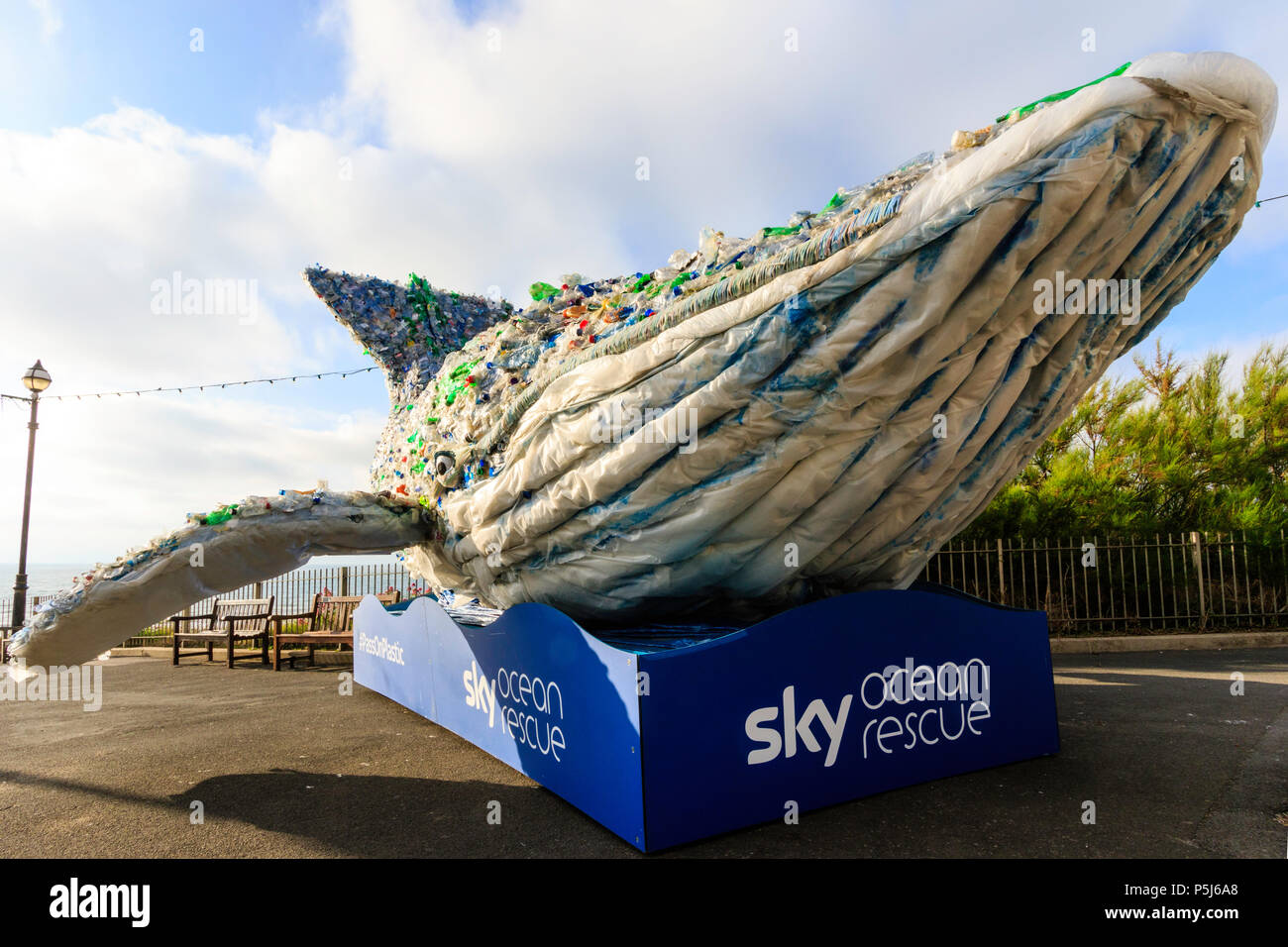 Sky Ocean Rescue Kampagne, "Pass auf Kunststoff 'Wal auf Broadstairs Meer. Ganz aus Meer gedumpten Kunststoffe, es wird verwendet, um das Bewusstsein für Kunststoff Umweltverschmutzung zu fördern. Stockfoto