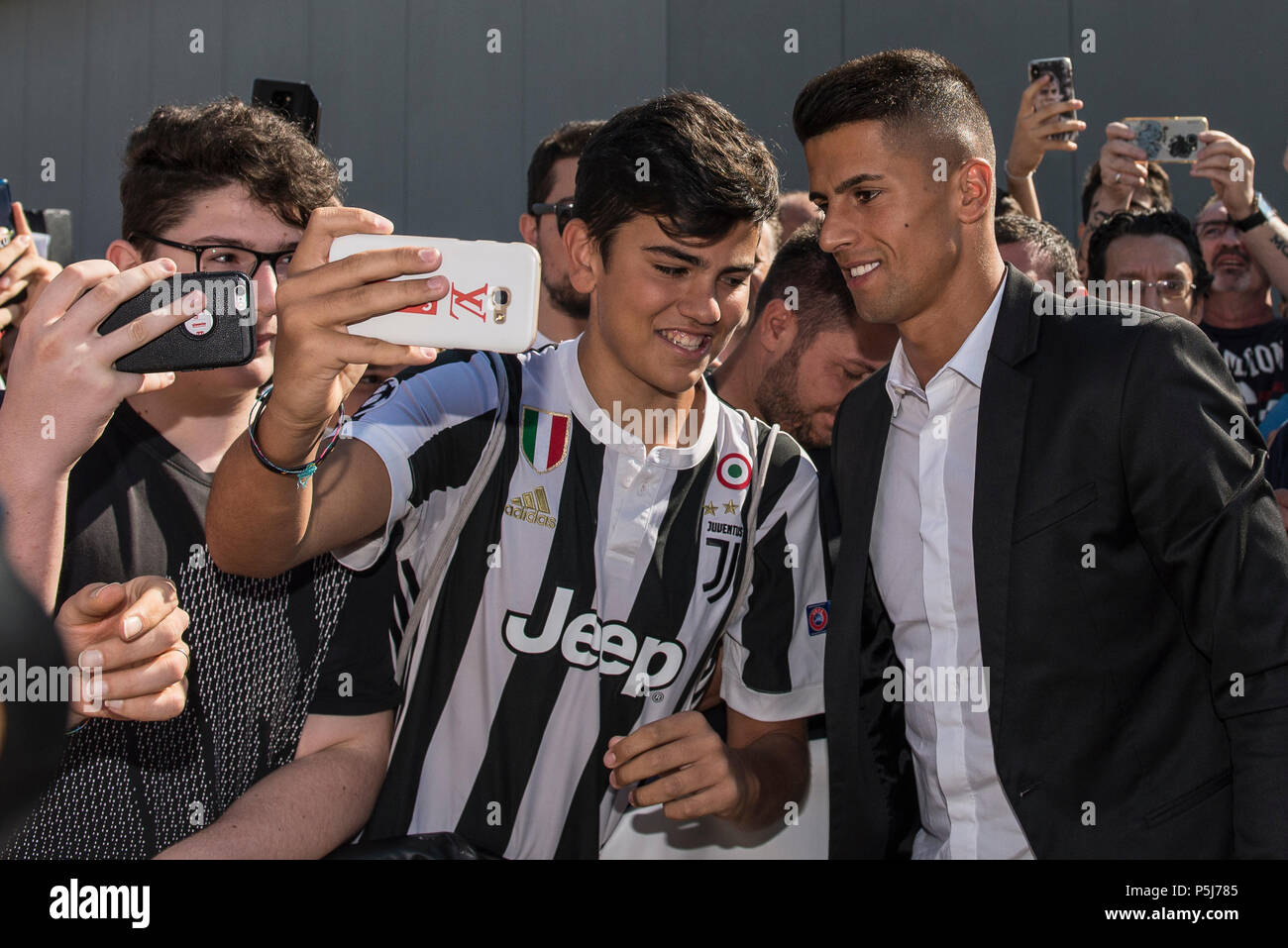 Turin, Piemont, Italien. 27 Juni, 2018. Turin, Italy-June 17, 2018: Portugiesische Fußballspieler Joao Cancelo kommt für medizinische Untersuchungen an J Medizinische in Turin Credit: Stefano Guidi/ZUMA Draht/Alamy leben Nachrichten Stockfoto