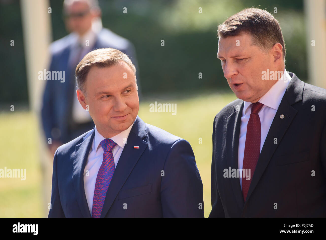 Riga, Lettland. 27 Jun, 2018. Präsident von Polen Andrzej Duda und Präsidentin von Lettland Raimonds VEJONIS, während der Präsident von Polen Andrzej Duda und Frau Agata Kornhauser-Duda kommt in Riga für die offiziellen Staatsbesuch in Lettland. Credit: gints Ivuskans/Alamy leben Nachrichten Stockfoto