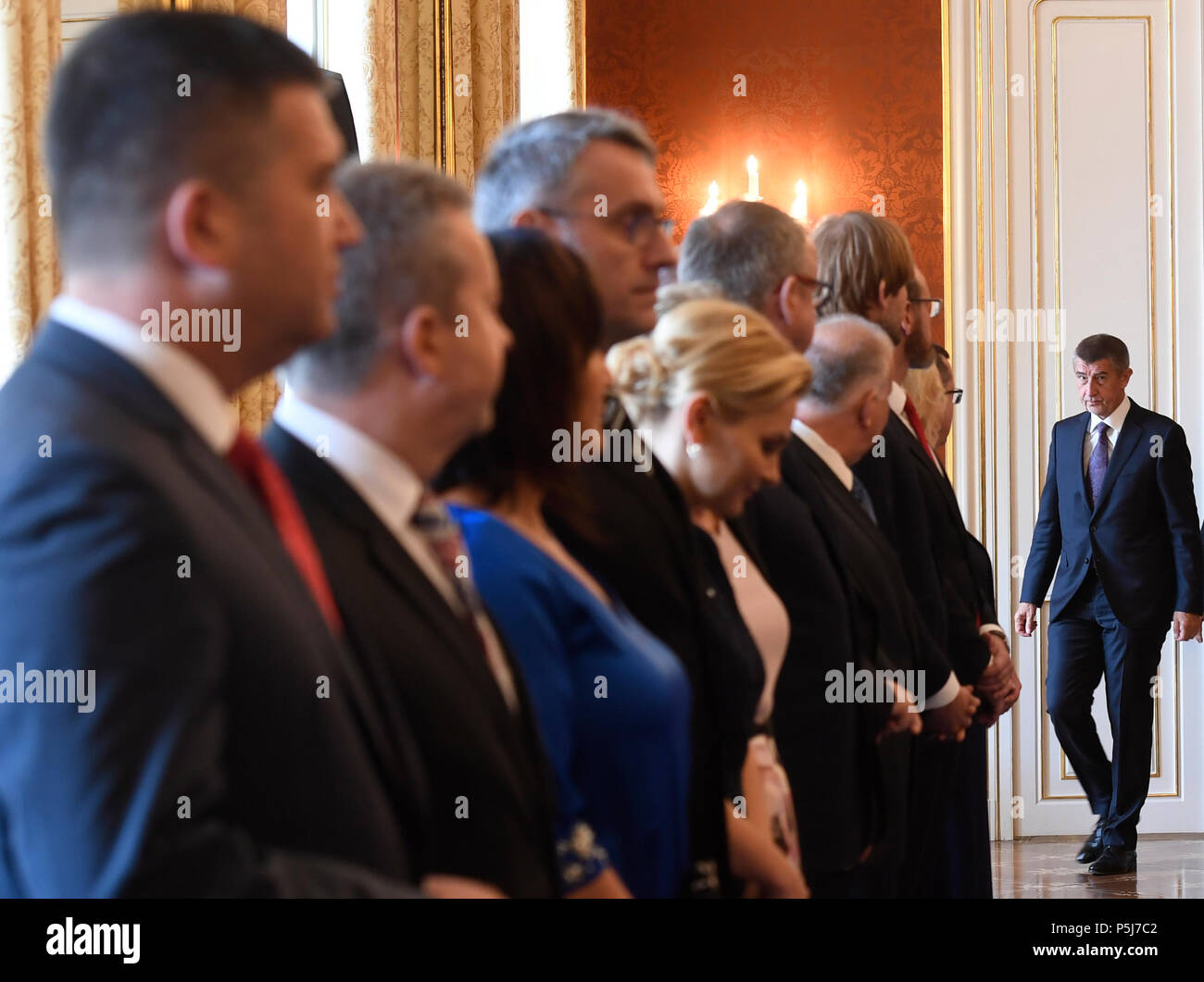 Der tschechische Präsident Milos Zeman bestellt zweite Regierung von Andrej Babis (rechts) in Prag, Tschechische Republik, am 27. Juni 2018. Minderheitskabinett seines ANO und Sozialdemokraten ist von den Kommunisten unterstützt werden. Auf dem Foto sind die Mitglieder der Regierung auf der Prager Burg kurz vor ihrer Ernennung gesehen. (CTK Photo/Michal Krumphanzl) Stockfoto