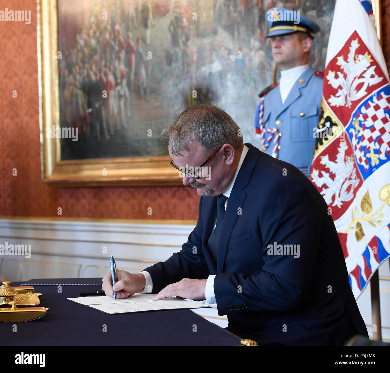 Der tschechische Präsident Milos Zeman ernennt zweiten Regierung von Andrej Babis in Prag, Tschechische Republik, am 27. Juni 2018. Minderheitskabinett seines ANO und Sozialdemokraten ist von den Kommunisten unterstützt werden. Auf dem Foto Dan Tok als Verkehrsminister Zeichen seiner Ernennung Dekret auf der Prager Burg. (CTK Photo/Michal Krumphanzl) Stockfoto