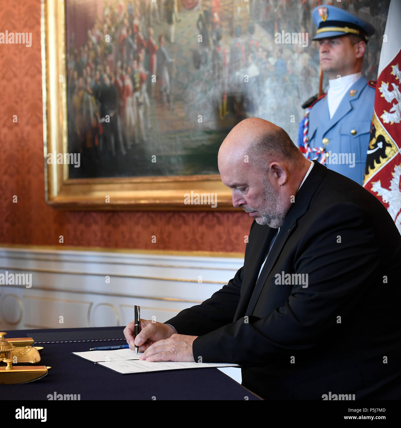 Der tschechische Präsident Milos Zeman ernennt zweiten Regierung von Andrej Babis in Prag, Tschechische Republik, am 27. Juni 2018. Minderheitskabinett seines ANO und Sozialdemokraten ist von den Kommunisten unterstützt werden. Auf dem Foto Miroslav TOMAN als Landwirtschaftsminister unterzeichnet seine Ernennung Dekret auf der Prager Burg. (CTK Photo/Michal Krumphanzl) Stockfoto