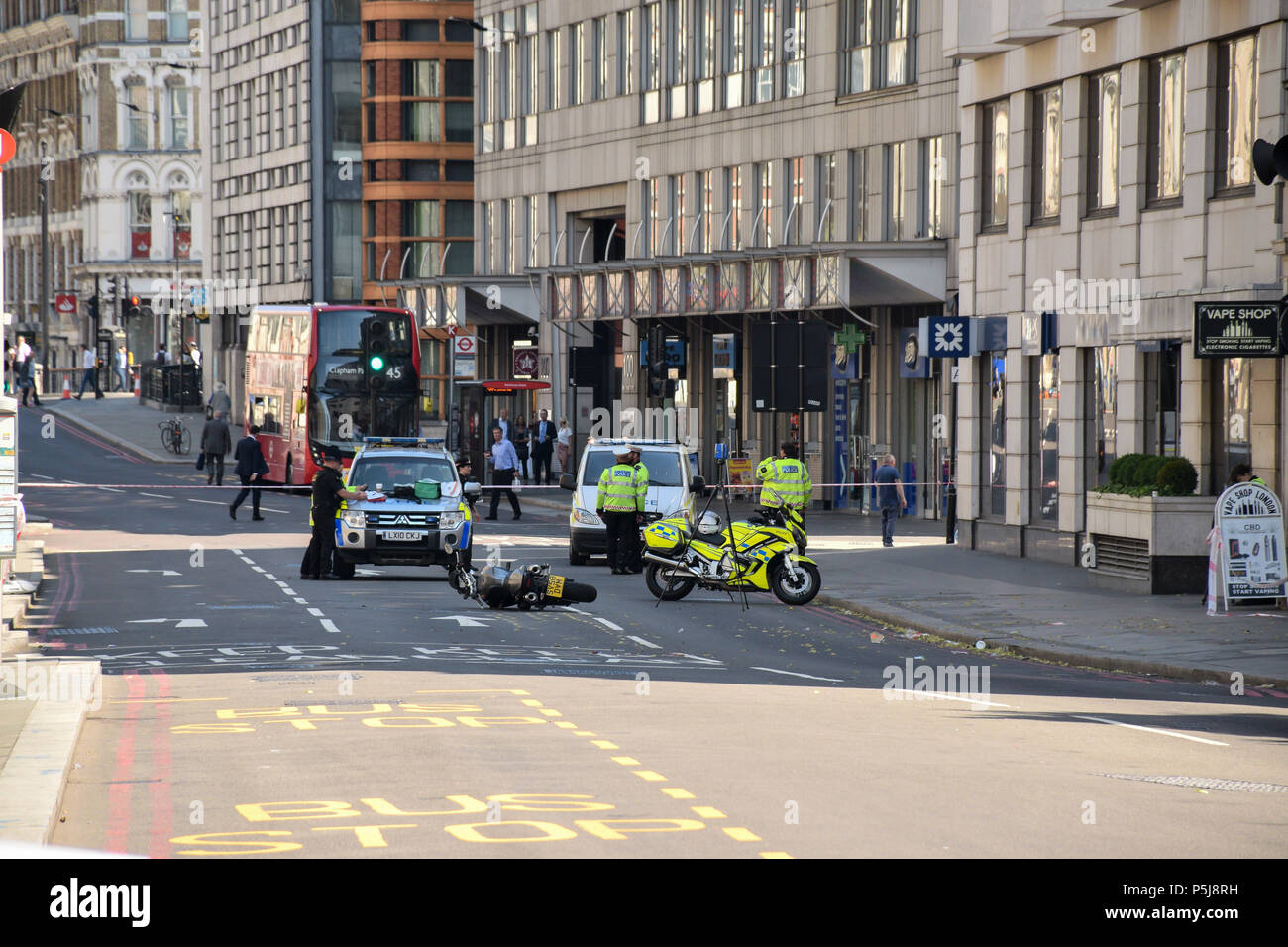 Blackfriars, London. 27.Juni 2018. Polizei und Rettungsdienste stand von einem Motorrad auf Blackfriars Road nach einem Zwischenfall mit einem Fußgänger und das Motorrad, London, UK Quelle: RZ images/Alamy leben Nachrichten Stockfoto