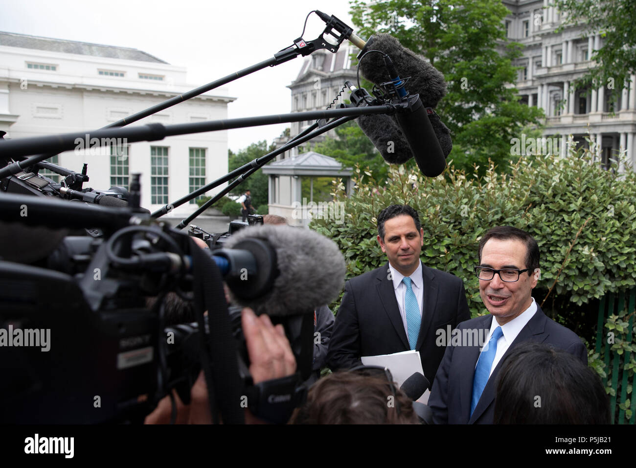 Washington, Vereinigte Staaten von Amerika. 27 Juni, 2018. United States US-Finanzminister Steven Mnuchin spricht mit Reportern auf das Weiße Haus in Washington, DC am 27. Juni 2018. Credit: Alex Edelman/CNP | Verwendung der weltweiten Kredit: dpa/Alamy leben Nachrichten Stockfoto
