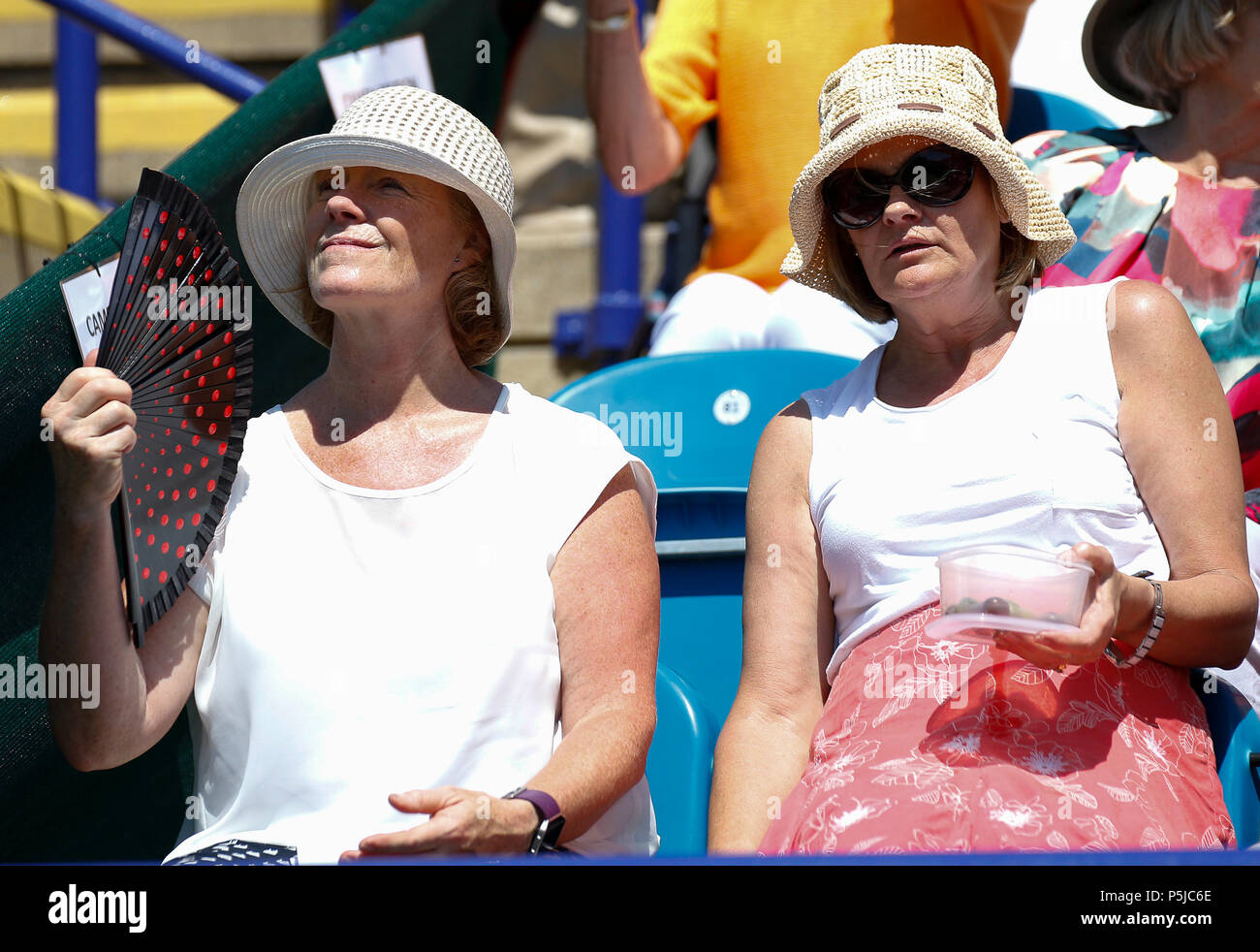 Devonshire Park, Eastbourne, Großbritannien. 27 Juni, 2018. Natur Tal International Tennis; Fans genießen Sie einen sonnigen, heissen Tag Credit: Aktion plus Sport/Alamy leben Nachrichten Stockfoto