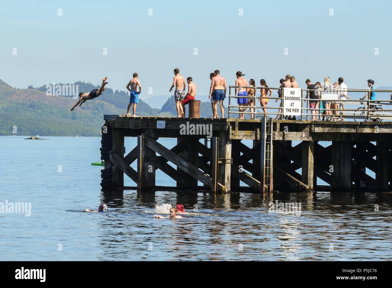 Luss, Loch Lomond, Schottland, Großbritannien - 27 Juni 2018: Deutschland Wetter - es war zu heiß, nicht zu. Menschenmassen strömen in Alexandria die Strand- und Wassersportarten zu genießen wie die Temperatur weiter Credit: Kay Roxby/Alamy leben Nachrichten Stockfoto
