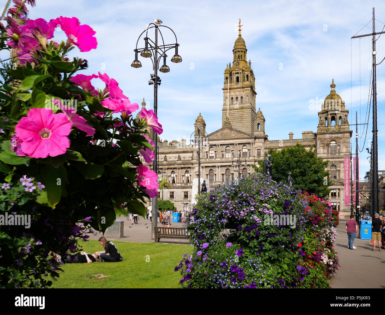 Blumen mit dem Glasgow City Chambers, George Square, Glasgow, Schottland, Vereinigtes Königreich Stockfoto