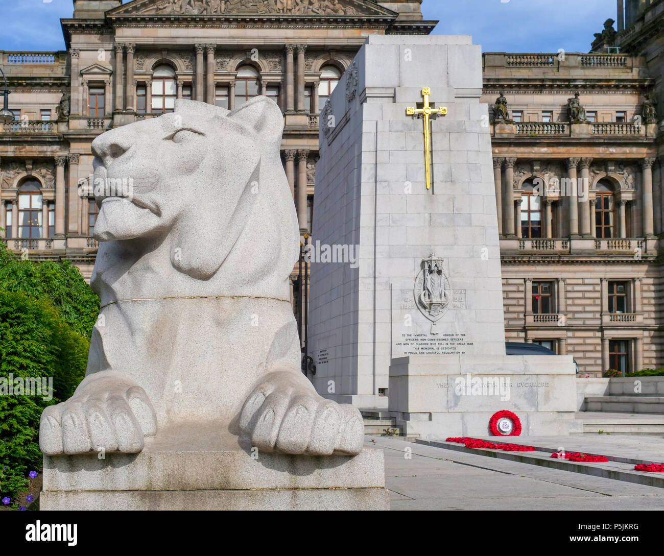 Löwenstatue und Cenotaph-Kriegsdenkmal auf dem George Square, Glasgow, mit den City Chambers im Hintergrund, Schottland, Großbritannien. Stockfoto