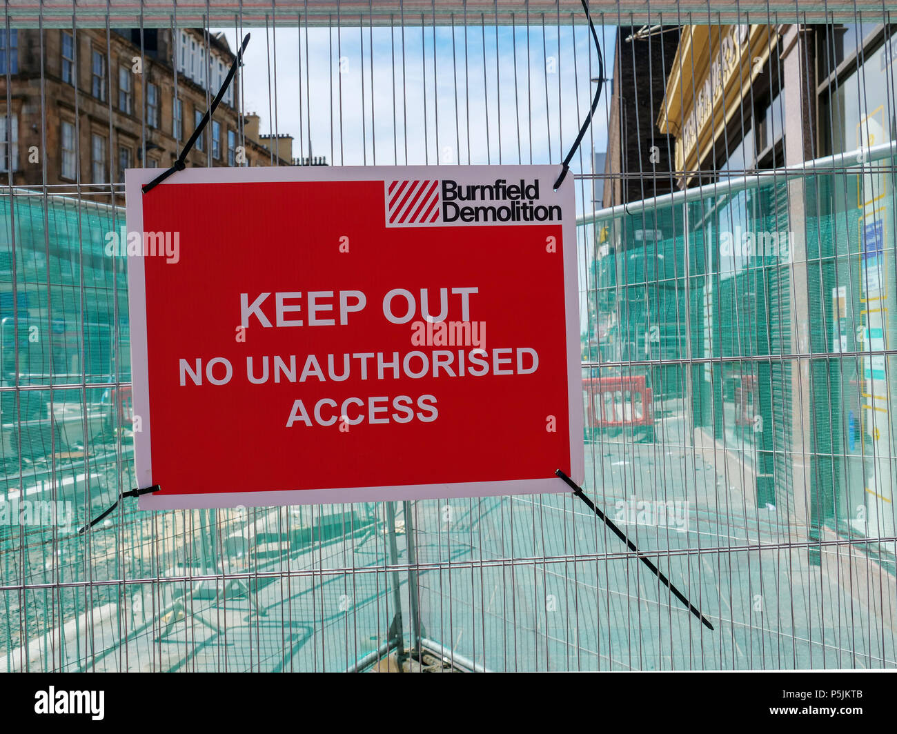Ein Out, kein Unberechtigter Zugang Anmelden der Sauchiehall Street, Glasgow, Schottland, Vereinigtes Königreich, nach dem Brand an der Glasgow School of Art Halten Stockfoto