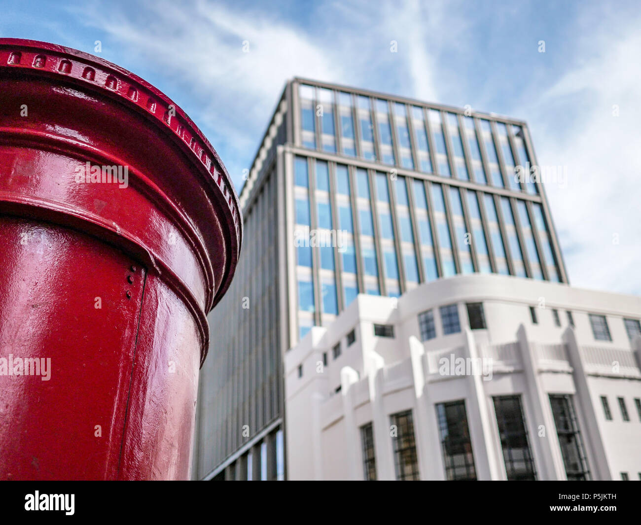 Red Post Box in einem urbanen Umfeld, Glasgow, Schottland, Vereinigtes Königreich Stockfoto