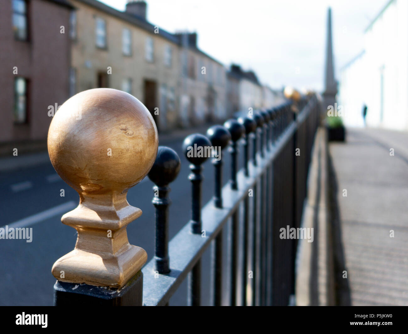 Gold und Schwarz Geländer auf der High Street, Taipeh, Dumfries und Galloway, Schottland, Vereinigtes Königreich Stockfoto