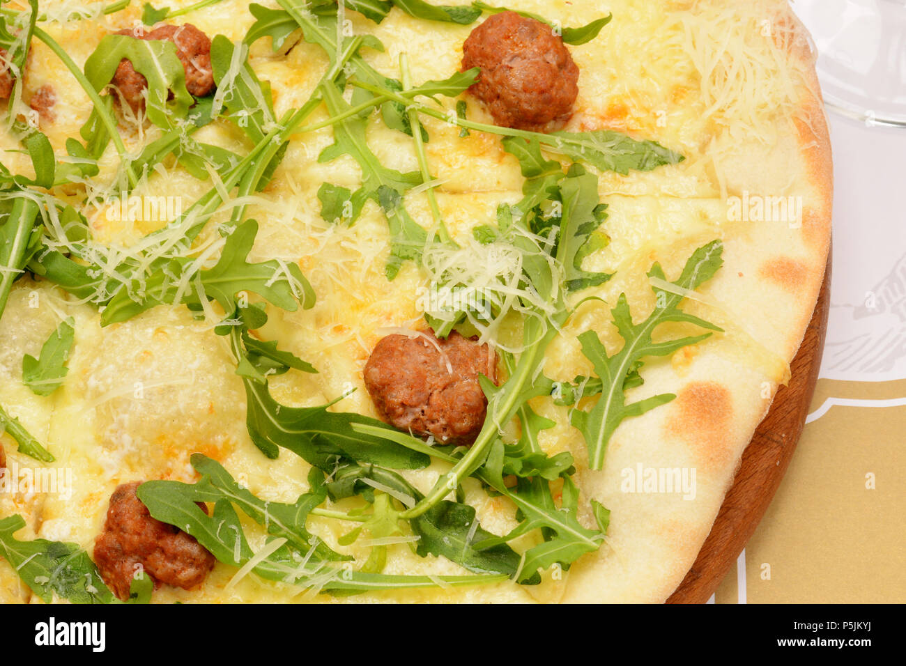 Leckere rustikale fleisch pizza mit Mozzarella Käse, Hackfleisch und marinara Sauce Stockfoto