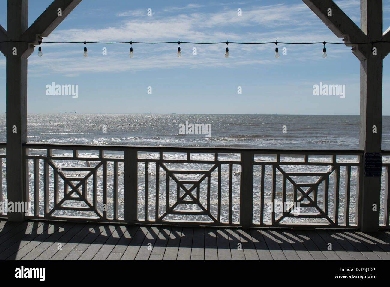 Meerblick auf den Golf von Mexiko vom Deck eines Souvenir shop auf Seawall Boulevard in Galveston, Texas übernommen Stockfoto