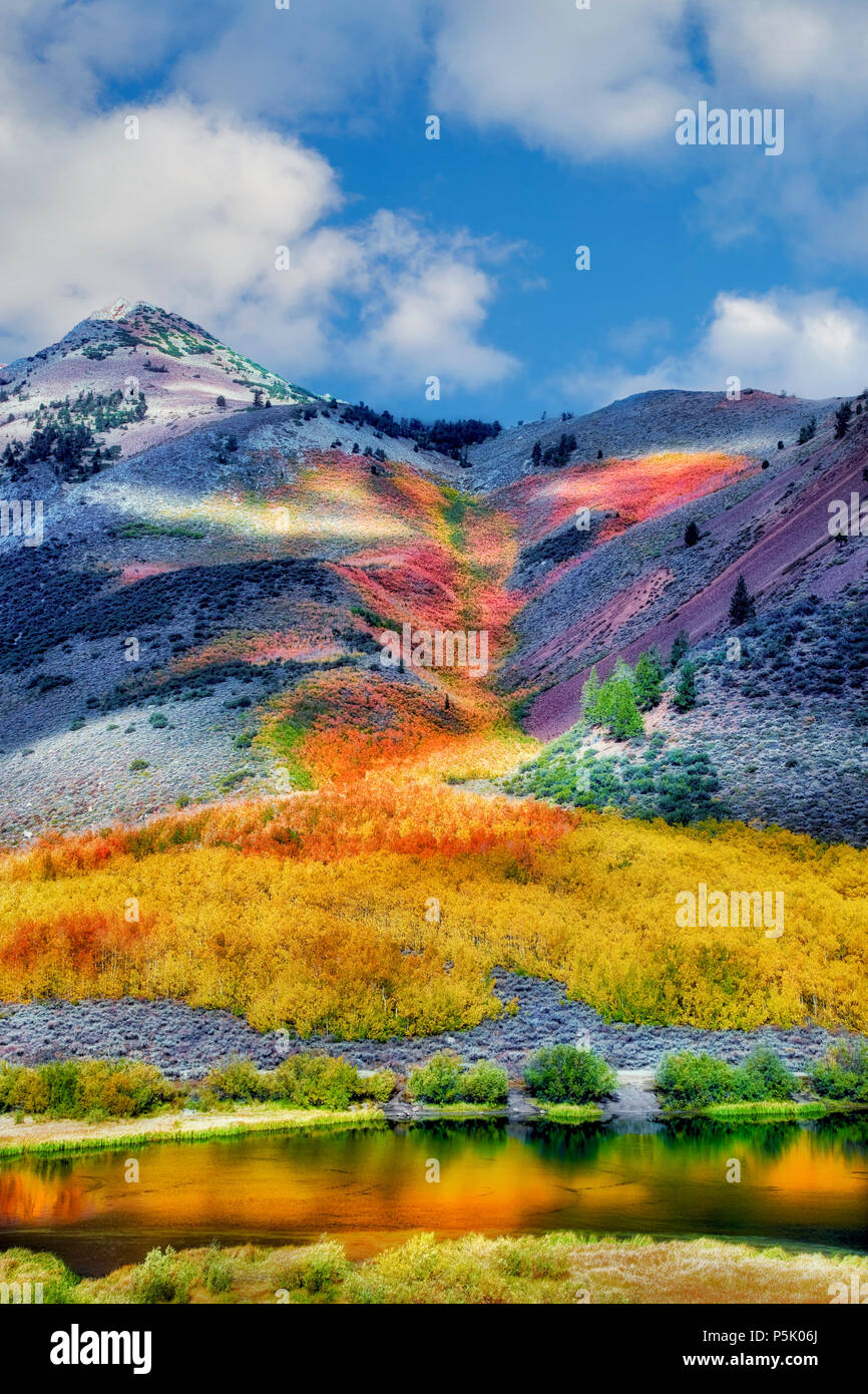 North Lake mit Cloud Muster über Berge und Herbst Farbe. Inyo National Forest. Östlichen Sierra. Kalifornien Stockfoto