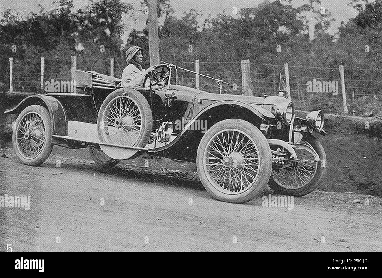 N/A. 1914 Daimler 20 Drophead Coupé zum ersten Mal im Juni 1914 registriert. Dieser Wagen hat Querkräfte Federn hinten, ein Getriebe Anlasser und der dunkelblaue Körper mit blauer Polsterung (weiße Chassis und Räder) wurde von Jackson's Garage (auch als Tasmanische Motor Co gehandelt) Das Auto war an der Launceston zeigen im November 1914 in das Eigentum der Herr Fred Gunn es fotografiert worden ist, wird am Samstag, 27. Februar 1915 in der Tasmanischen des Automobil Club Bergrennen für Junge Damen Angetrieben von seinem Vetter Winnie Gunn Alter 28 Die elektrisch zeitgesteuerte Ereignis war am Bahnhof Hügel im Osten Tamar Road in der Nähe von Stockfoto