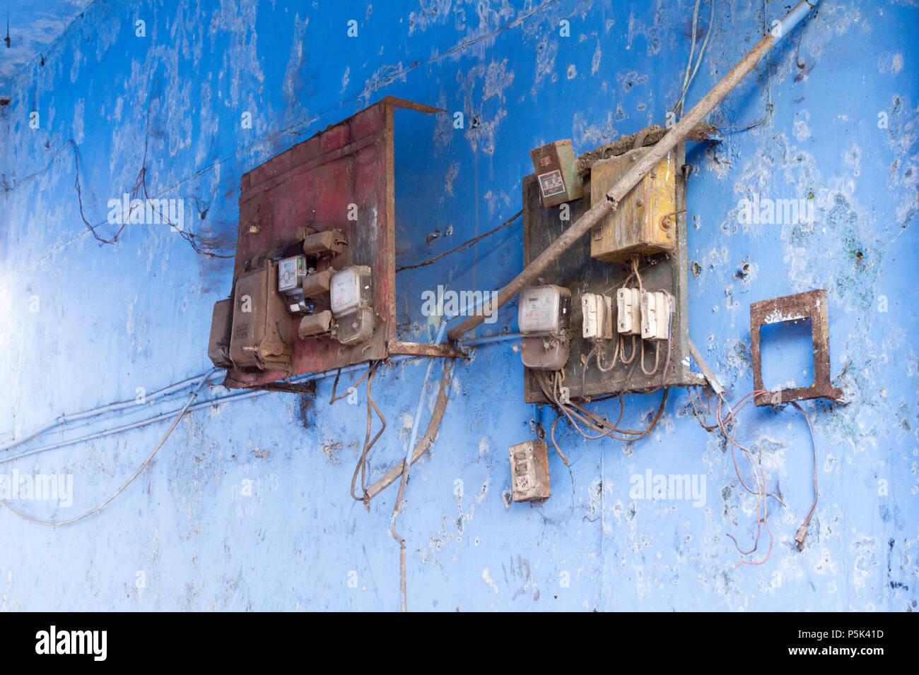 Sicherungsplatine und unsichere Verkabelung im Basar Straße, die historischen, ehemaligen kolonialen Bereich von Kochi, Kerala, Indien. Stockfoto