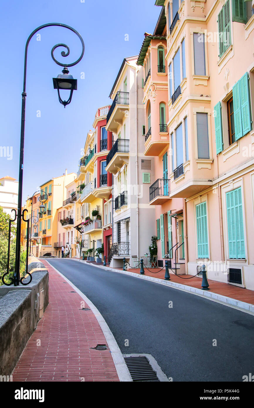 Häuser entlang der Straße in Monaco-Ville, Monaco. Monaco-Ville ist einer der vier traditionellen Viertel von Monaco. Stockfoto