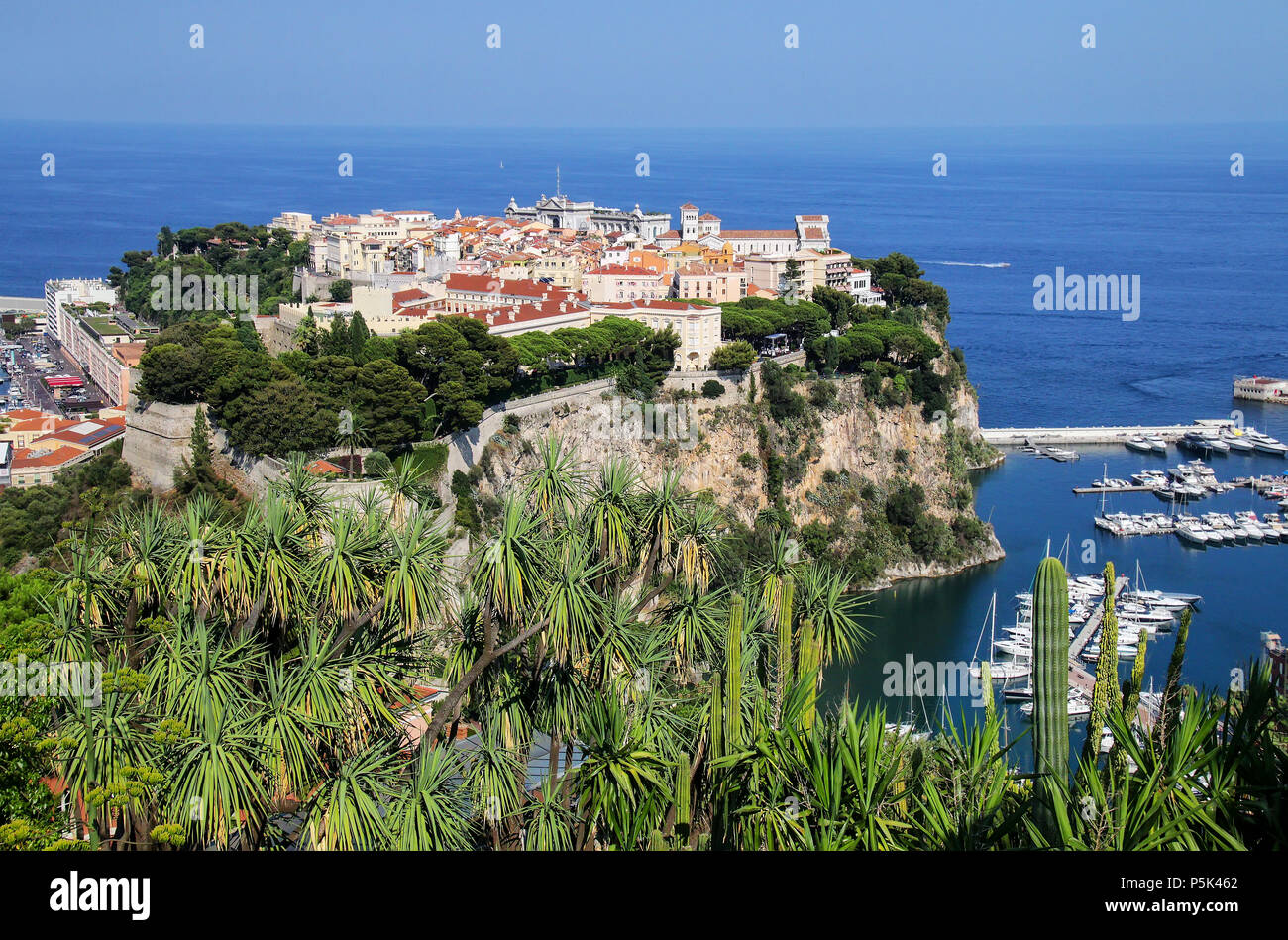 Blick auf die Stadt auf dem Felsen von Monaco in Monaco. Monaco City ist eine der vier traditionellen Viertel von Monaco. Stockfoto