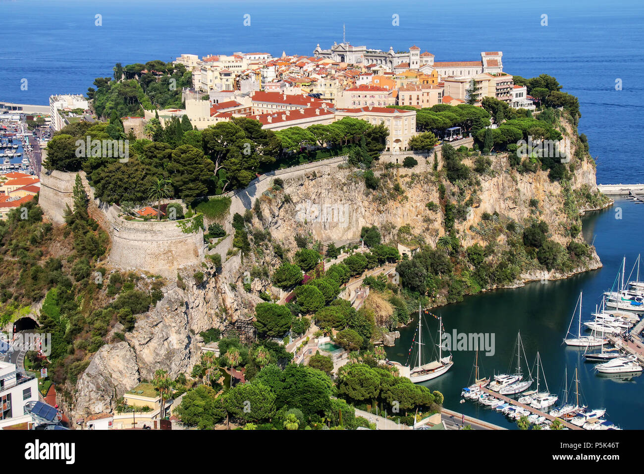 Blick auf die Stadt auf dem Felsen von Monaco in Monaco. Monaco City ist eine der vier traditionellen Viertel von Monaco. Stockfoto