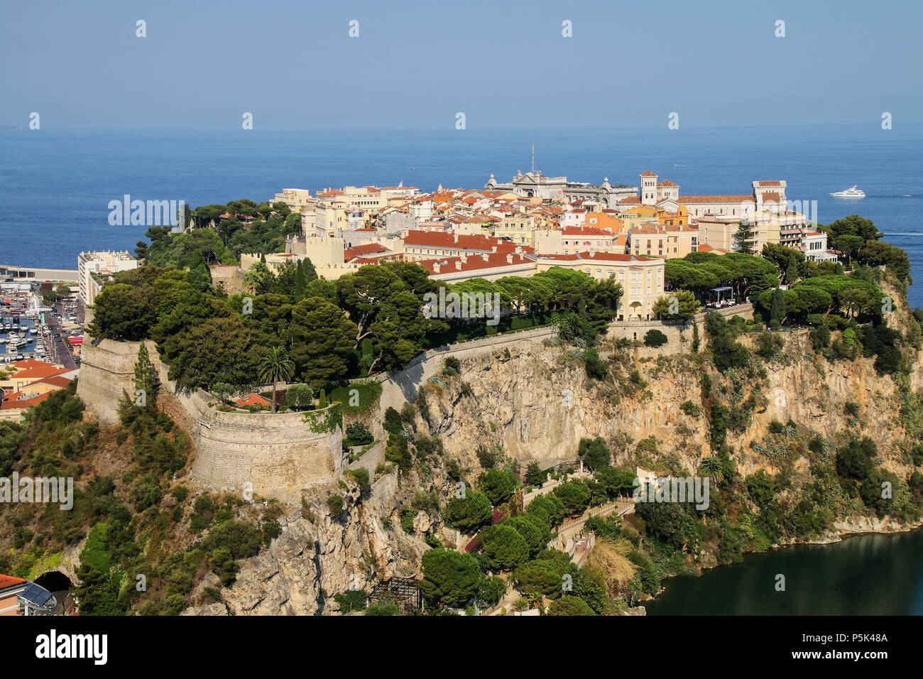 Blick auf die Stadt auf dem Felsen von Monaco in Monaco. Monaco City ist eine der vier traditionellen Viertel von Monaco. Stockfoto