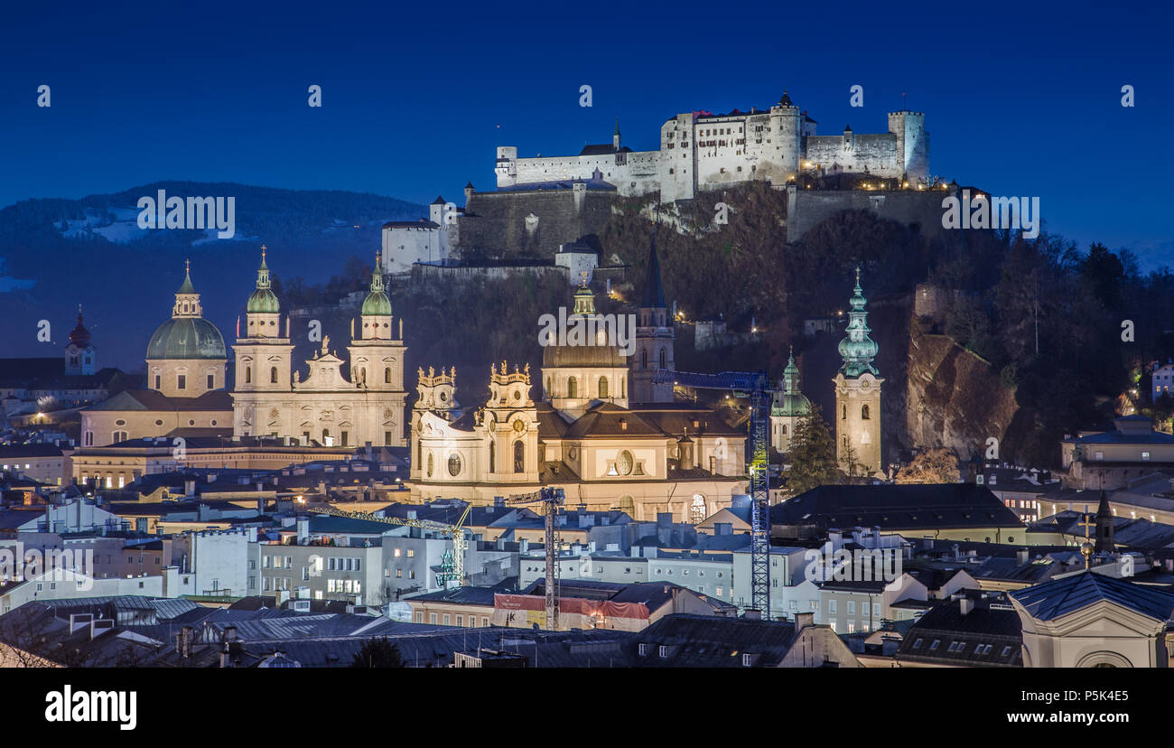 Panoramablick auf die Altstadt von Salzburg mit Festung Hohensalzburg und Salzach während der Blauen Stunde, Salzburger Land, Österreich Stockfoto