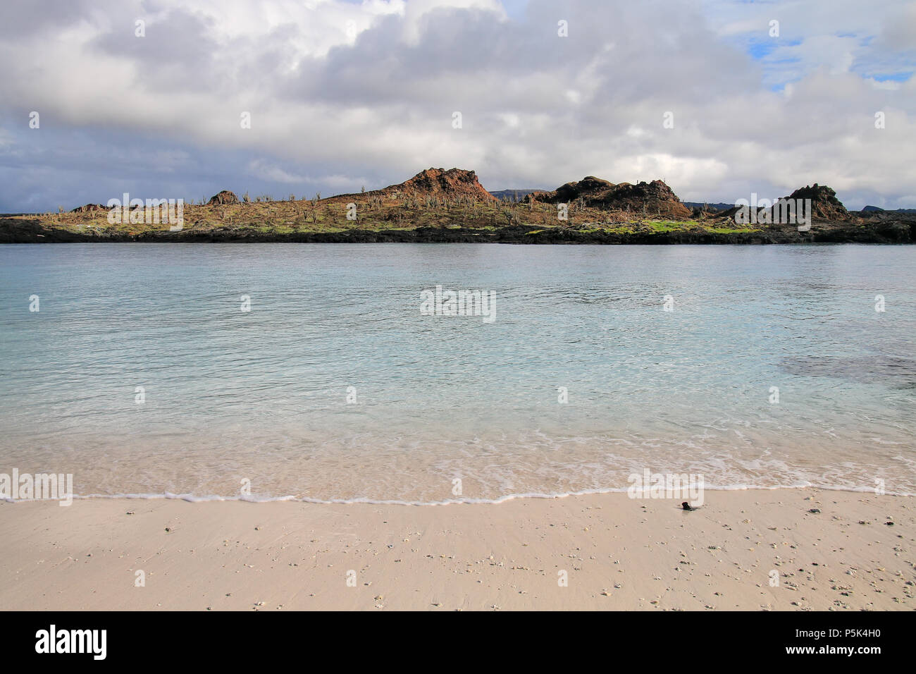 Insel Santiago gesehen von der chinesischen Strandhut Insel im Nationalpark Galapagos, Ecuador. Stockfoto