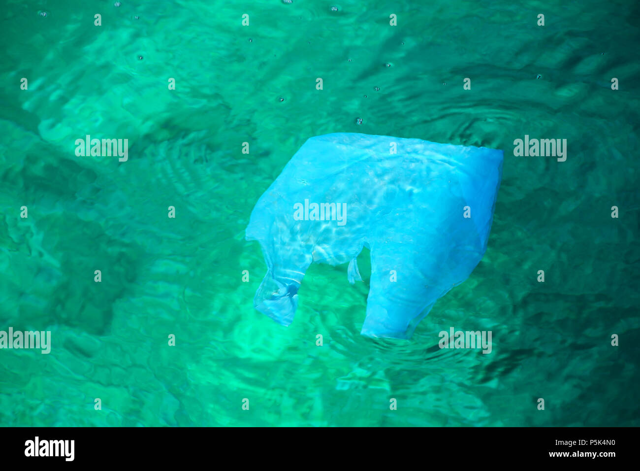 Plastiktüte im klaren Wasser - Meeresverschmutzung Stockfoto