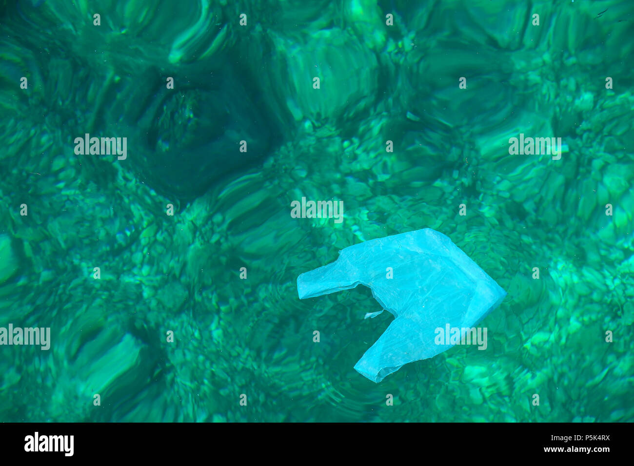 Plastiktüte im klaren Wasser - Meeresverschmutzung Stockfoto