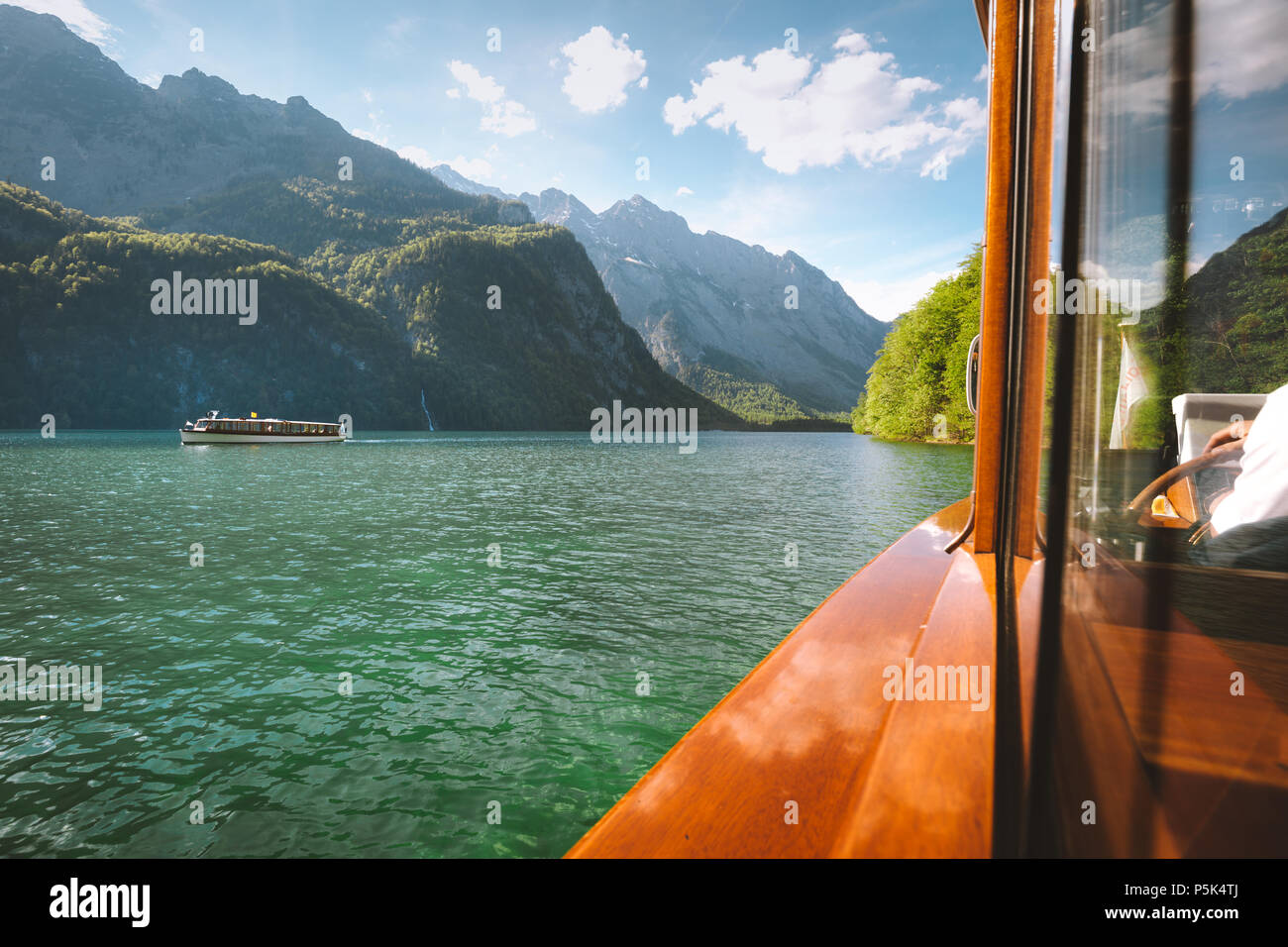 Traditionelle Fahrgastschiff gleiten auf See Konigssee mit Watzmann im Hintergrund an einem schönen sonnigen Tag im Sommer, Berchtesgadener Land Stockfoto
