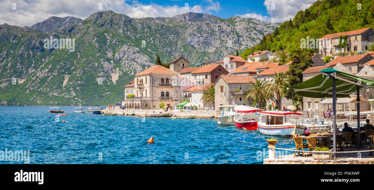 Malerische panorama Blick auf die historische Stadt Perast an der berühmten Bucht von Kotor an einem schönen sonnigen Tag mit blauen Himmel und Wolken im Sommer, Montenegro, so Stockfoto