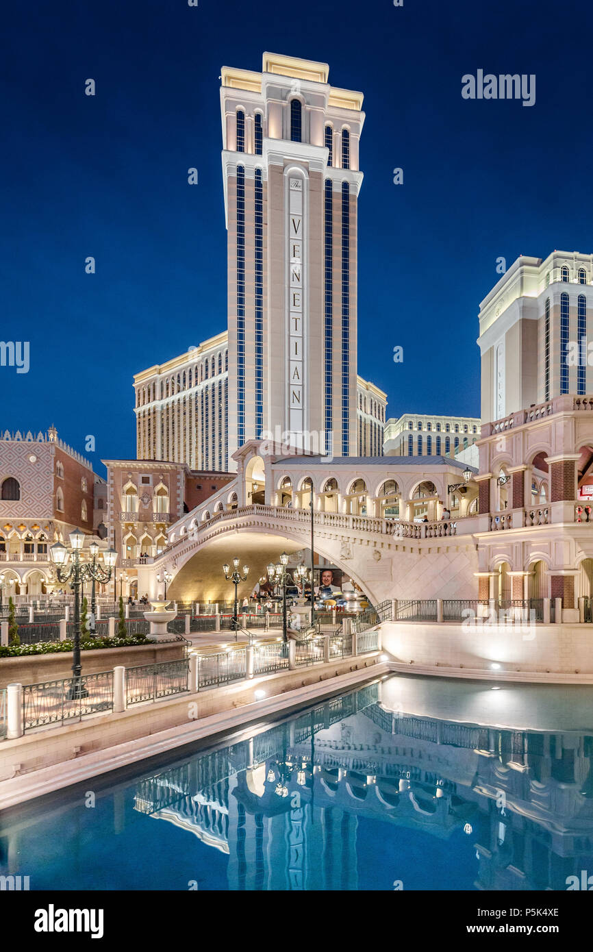 Downtown Las Vegas mit weltberühmten Strip und dem Venetian Resort Hotel bei Nacht beleuchtet, Nevada, USA Stockfoto