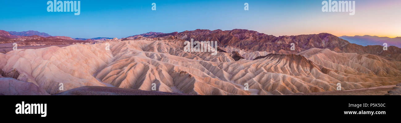Malerischen Panoramablick auf erstaunliche Sandstein-Formationen am berühmten Aussichtspunkt Zabriskie Point in schönen Beitrag Sonnenuntergang Dämmerung, Death Valley National Par Stockfoto