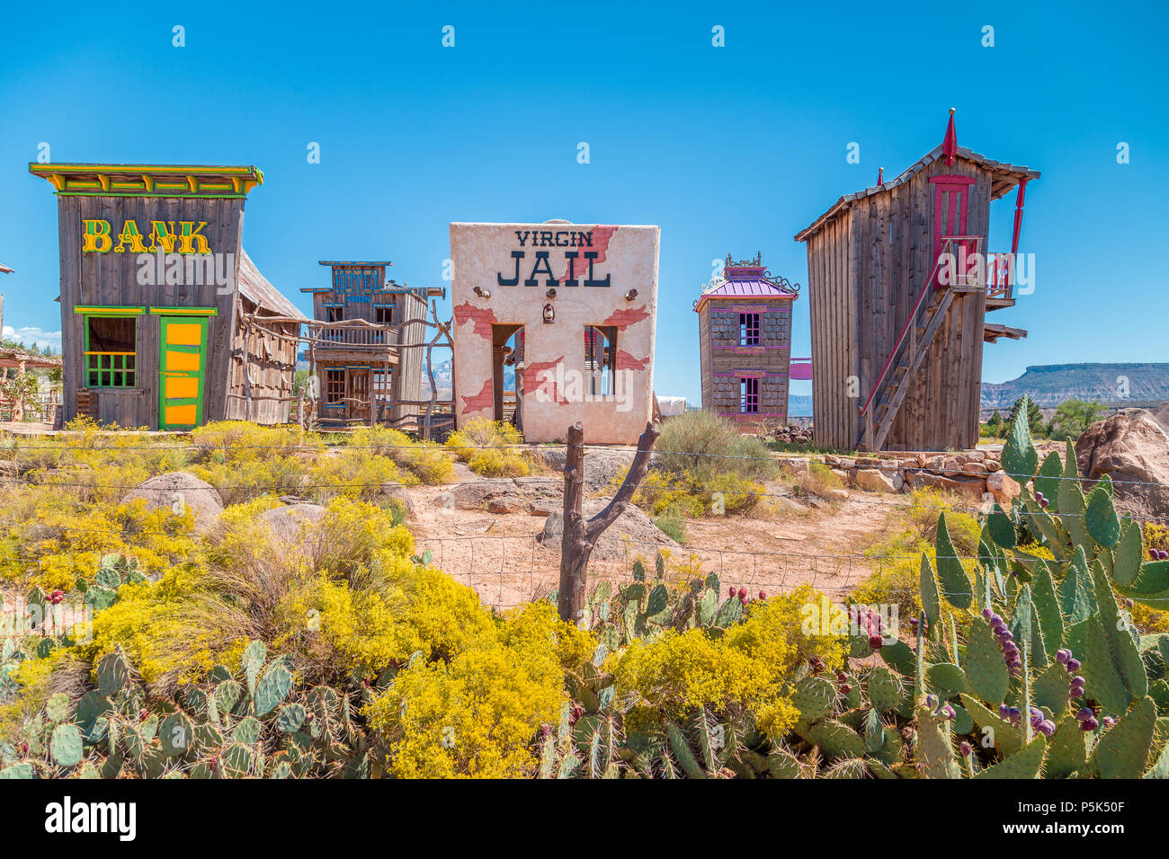 Panoramablick auf die schöne verlassene Goldgräberstadt in der Wüste des amerikanischen Wilden Westen an einem schönen sonnigen Tag mit blauen Himmel im Sommer Stockfoto
