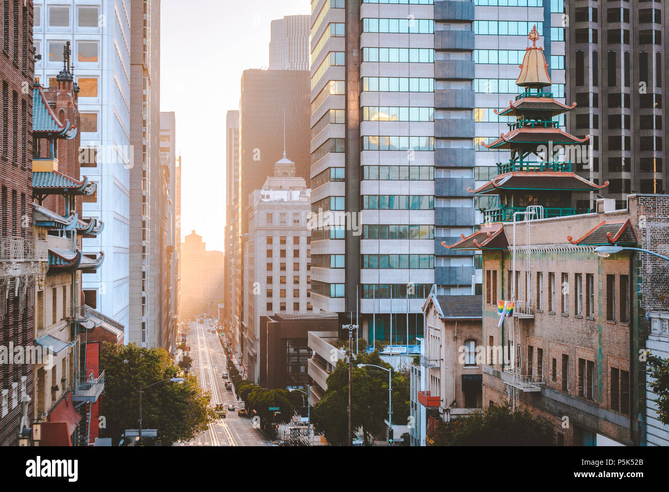 Klassische Ansicht von Downtown San Francisco mit berühmten California Street beleuchtet in der ersten goldenen lichter Morgen bei Sonnenaufgang im Sommer, San Francisco, Ca Stockfoto