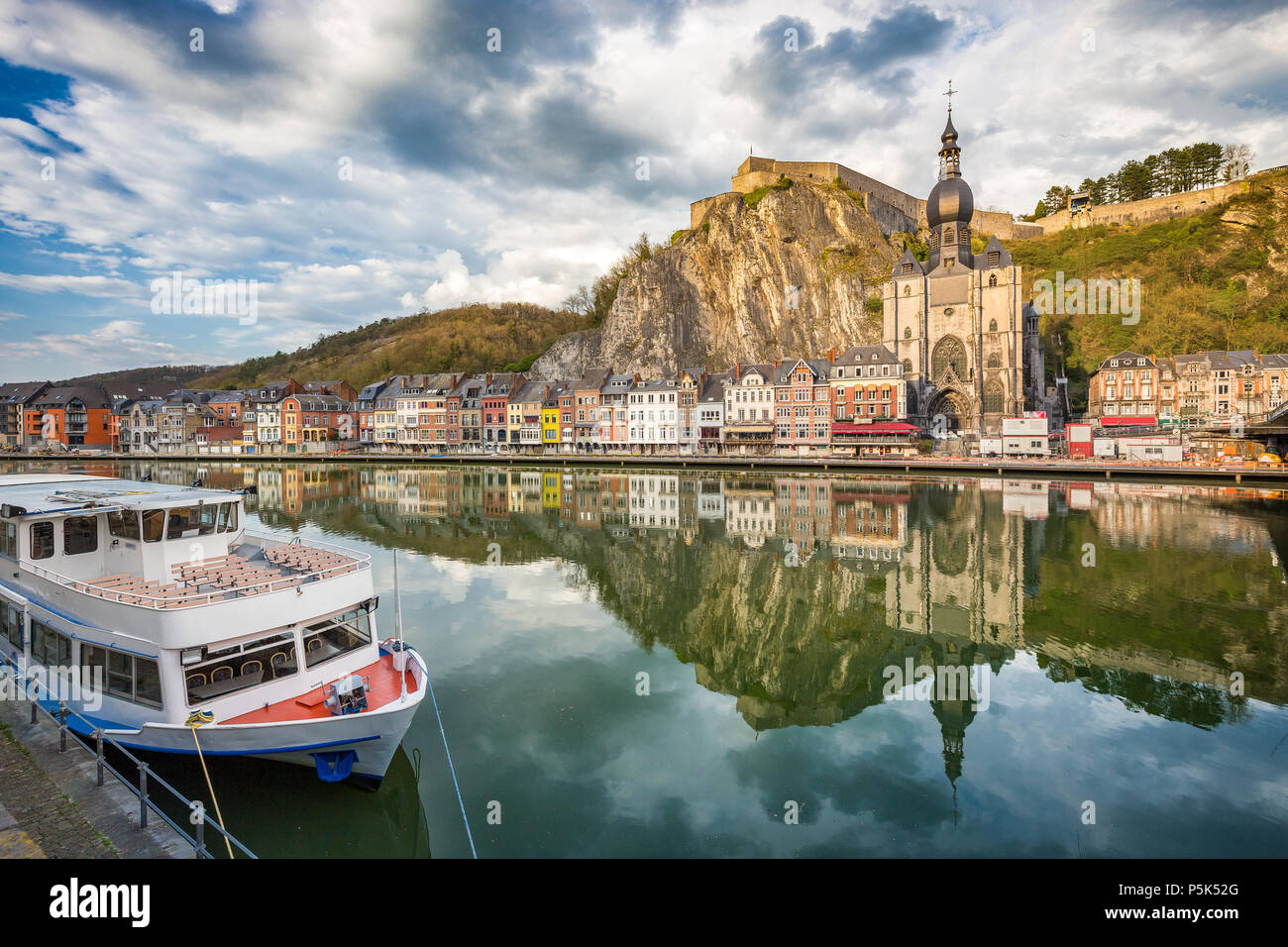 Klassische Ansicht der historischen Stadt Dinant mit malerischen Fluss Meuse in wunderschönen goldenen Abendlicht bei Sonnenuntergang, Provinz Namur, Wallonien, Belgien Stockfoto