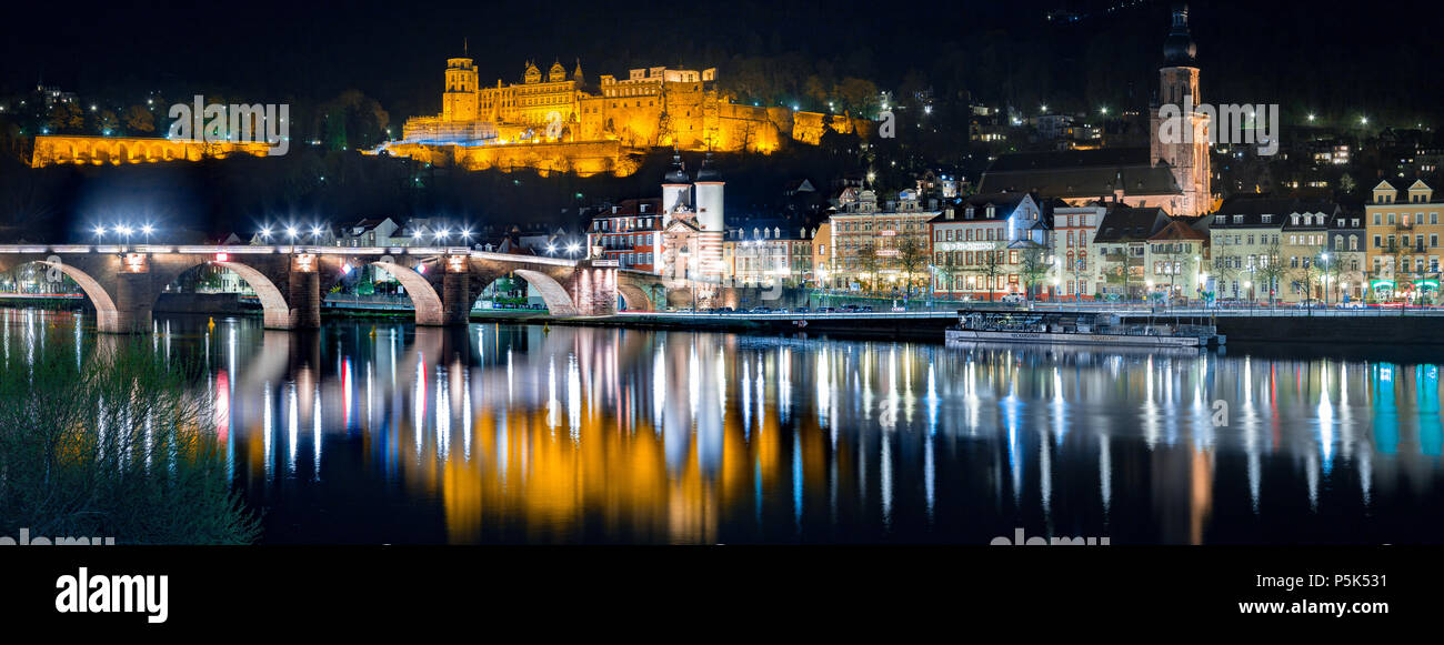 Panoramablick auf die Altstadt von Heidelberg im schönen Neckar spiegelt in der Nacht, Baden-Württemberg, Deutschland Stockfoto