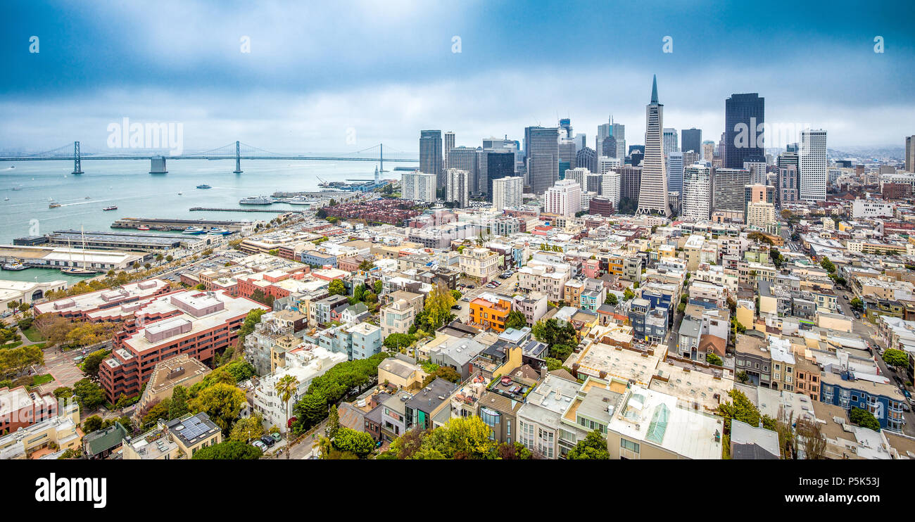 Klassische Luftaufnahme der modernen San Francisco Skyline im Sommer mit berühmten San Francisco Nebel rollen gesehen vom historischen Coit Tower, San Francisco Ba Stockfoto