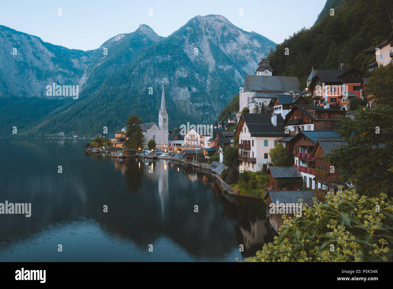 Klassische Postkarte Blick auf berühmte Hallstatt Stadt am See in den Alpen im frühen Morgen Licht in der Dämmerung mit retro Film schauen, Salzkammergut, Österreich Stockfoto
