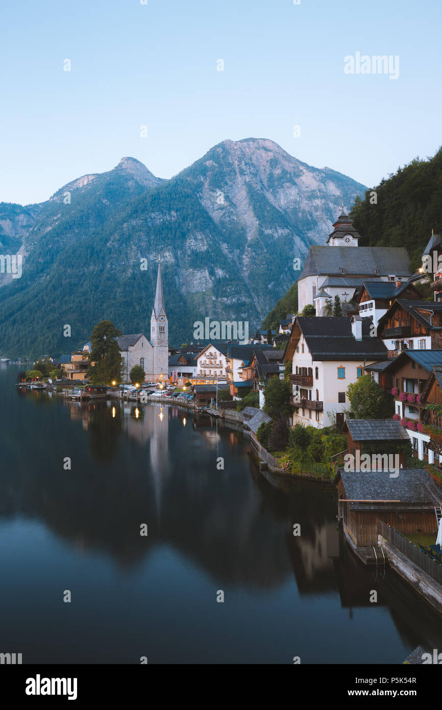 Klassische Postkarte Blick auf berühmte Hallstatt Stadt am See in den Alpen im frühen Morgen Licht in der Dämmerung mit retro Film schauen, Salzkammergut, Österreich Stockfoto