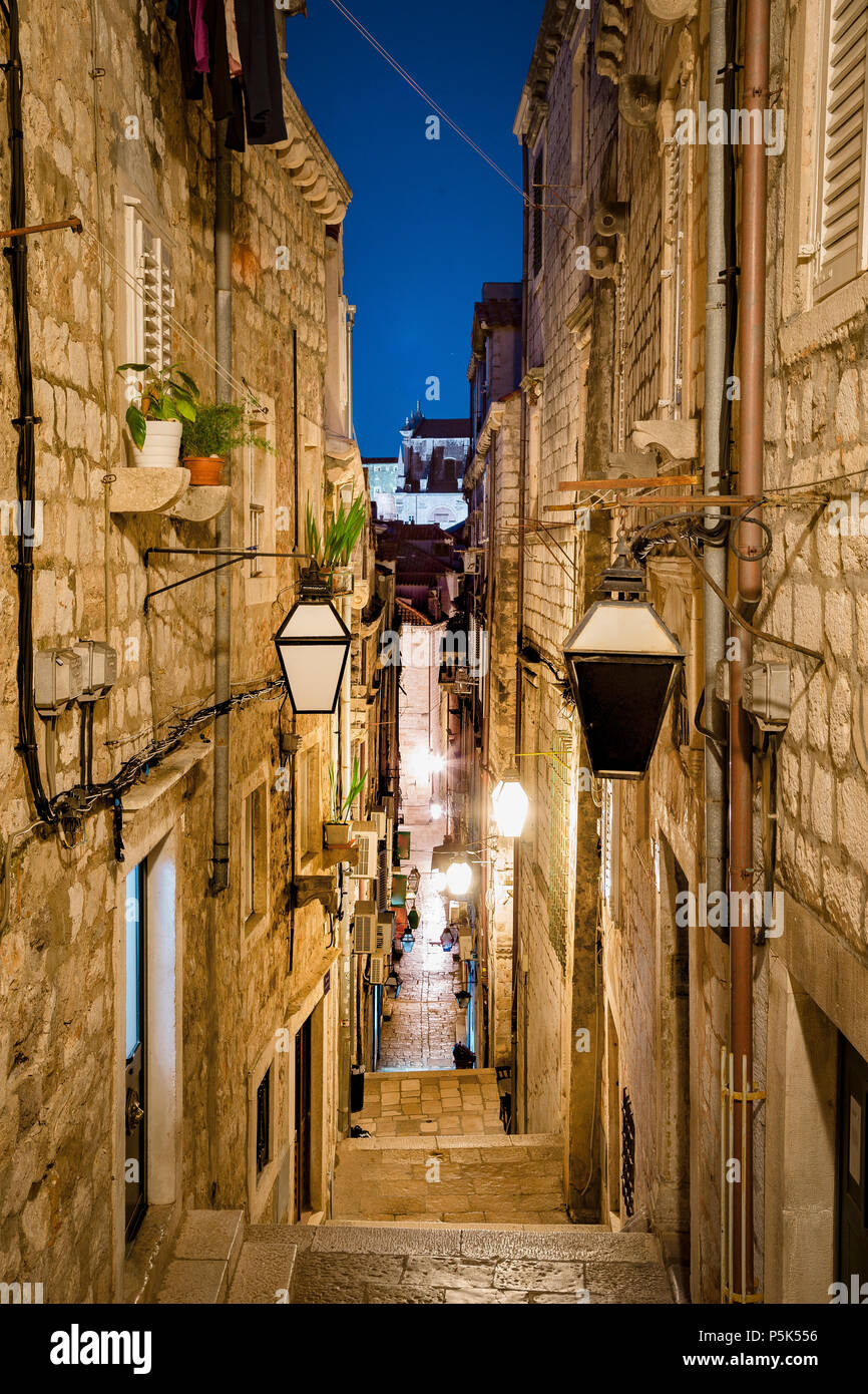 Klassische vertikale Ansicht von kleinen Gasse in der Altstadt von Dubrovnik, in schöner Morgendämmerung vor Sonnenaufgang in der Morgendämmerung im Sommer, Dalmatien, Croati Stockfoto