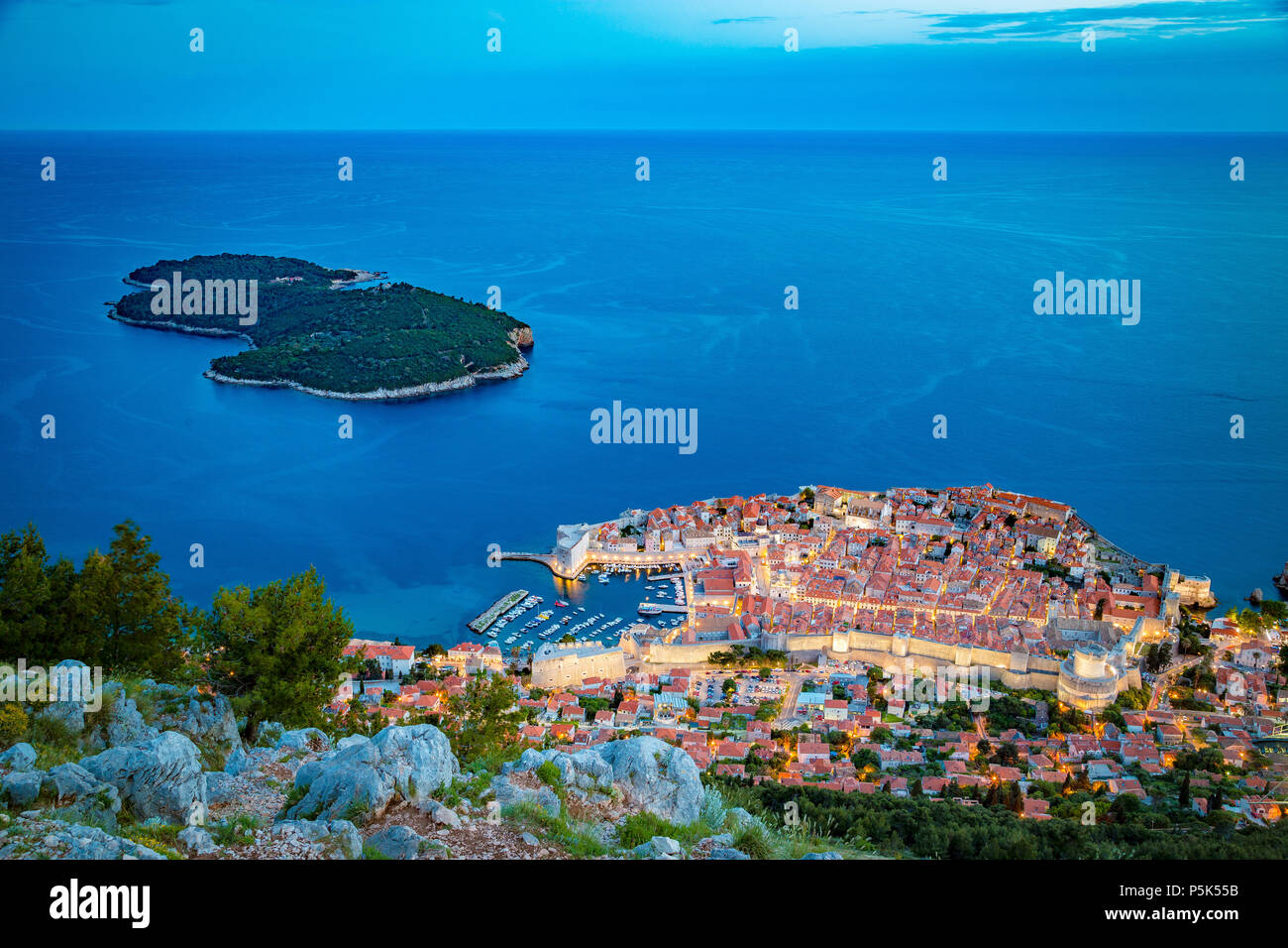 Panoramablick auf das luftbild der Altstadt von Dubrovnik mit Insel Lokrum in schönen Abend dämmerung Dämmerung, Dalmatien, Kroatien Stockfoto