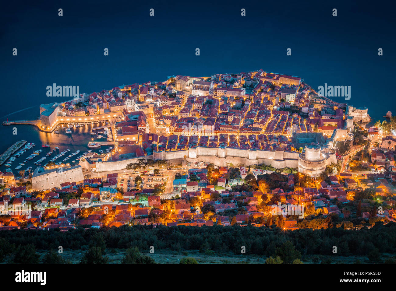Panoramablick auf das luftbild der Altstadt von Dubrovnik, eines der bekanntesten touristischen Destinationen im Mittelmeer, in schönen Abend tw Stockfoto